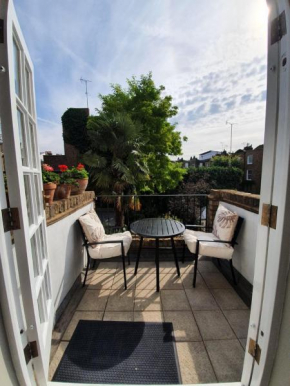 Lovely large 1 bed renovated flat w balcony & 600MB WiFi